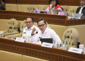 Wamendagri Bima Arya Sugiarto (kanan) dalam rapat kerja bersama Komisi II DPR, di kompleks parlemen, Senayan, Jakarta, Rabu (20/11/2024). (ANTARA/HO-Puspen Kemendagri)