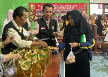 Stok bahan pokok Bandar Lampung. Masyarakat Bandar Lampung membeli produk di pasar murah Pemkot Bandar Lampung. Lampost.co/Andre Prasetyo Nugroho