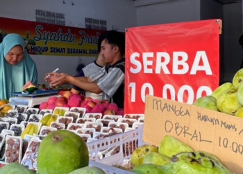 Masyarakat sedang membeli buah dengan harga serba Rp10 ribu.