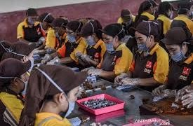 Sejumlah pabrik besar terutama di sektor padat karya di Indonesia berencana untuk melakukan pemutusan hubungan kerja (PHK) karyawan dan buruh pada 2025.