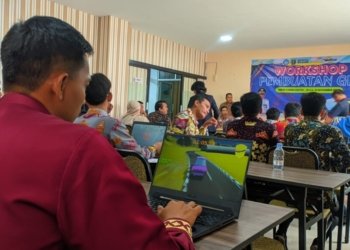 Salah satu peserta sedang mengoperasikan gim yang berhasil dibuat. Lampost.co/Umar Robbani