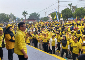 Ribuan orang mengikuti senam bersama Partai Golkar yang diadakan oleh DPD Partai Golkar Provinsi Lampung dan DPD Partai Golkar Bandar Lampung.