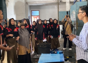 SMK Negeri 3 Metro melakukan kunjungan ke Kantor Harian Umum Lampung Post, Kamis, 7 November 2024.