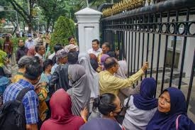 Warga berbondong-bondong mendatangi kantor layanan program Lapor Mas Wapres.