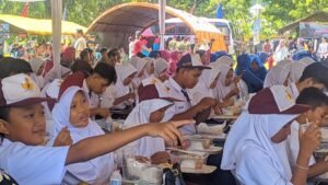 Brigif 4 MAR/BS Menggelar Makan Siang Bergizi Bersama Seribu Anak dan Warga