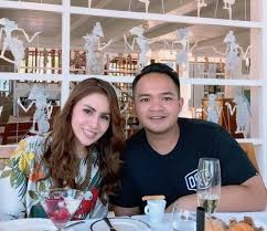 Momo Geisha dan suami Nicola Reza Samudra.