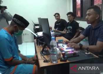 Mantan pemain Timnas U-23 tahun 2013/2014 Syakir Sulaiman (32) warga Kecamatan Cilaku, Cianjur, Jawa Barat, ditangkap polisi karena terlibat dalam peredaran obat terlarang, Selasa (5/11/2024). (ANTARA/Ahmad Fikri).