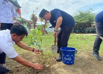 Foto: Pemasangan biopori yang dilakukan oleh Pjs Wali Kota Bandar Lampung, Budhi Darmawan di Kantor Kecamatan Panjang, Rabu, 13 November 2024.