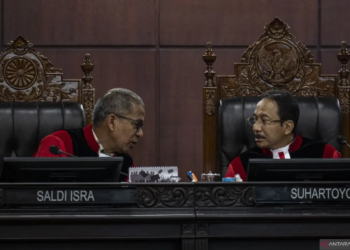 Ketua Majelis Hakim Mahkamah Konstitusi (MK) Suhartoyo (kanan) berbincang dengan anggota Majelis Hakim MK Saldi Isra (kiri) dalam putusan putusan uji materi Undang-Undang (UU) Nomor 6 Tahun 2023 tentang Cipta Kerja di Gedung Mahkamah Konstitusi, Jakarta, Kamis (31/10/2024). Dok/Antara