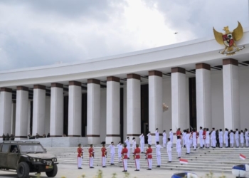 Tim Purna Paskibraka 2023 yang membawa duplikat bendera pusaka Merah Putih dan salinan naskah teks proklamasi tiba di Istana Negara Ibu Kota Nusantara (IKN), Penajam Paser Utara, Kalimantan Timur, Sabtu (10/8/2024).(Antara Foto/Fauzan)