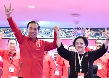 Presiden Joko Widodo mengangkat tangan bersama Ketua Umum PDIP Megawati Soekarnoputri saat ditetapkan menjadi Presiden 2019-2024(FOTO: SETPRES)