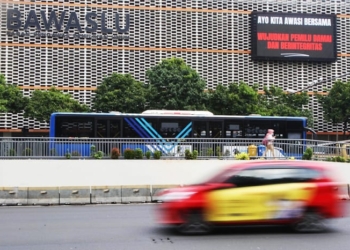 Kendaraan melintas di depan Gedung Badan Pengawas Pemilu (Bawaslu) di Jalan Thamrin, Jakarta (MI/Usman Ikandar)