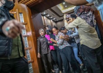 Terdakwa kasus dugaan korupsi tata niaga komoditas timah di wilayah izin usaha pertambangan (IUP) PT Timah tahun 2015-2022 Helena Lim dipeluk kerabatnya saat meninggalkan ruang sidang seusai pembacaan putusan di Pengadilan Tipikor, Jakarta, Senin (30/12/202). (MI/Usman Iskandar)