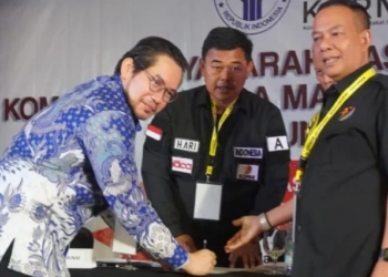 Ketua Umum Komite Olahraga Masyarakat Indonesia (KORMI) Adil Hakim (kiri) menandatangani keputusan Munas KORMI di Jakarta, Rabu, 11 Desember 2024.
