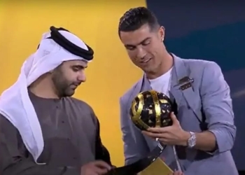 Tangkapan layar video pemain sepak bola Cristiano Ronaldo (kanan) menerima trofi penghargaan Globe Soccer Award 2024 sebagai pencetak gol terbanyak sepanjang sejarah sepak bola di Dubai, Jumat, 27 Desember 2024. (kanal youtube Globe Soccer Awards)