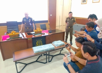 Kejati Lampung menyita uang senilai Rp.23 Miliar dalam pecahan USD dari PT. LEB, Senin, 9 Desember 2024. (Foto: Lampost.co/Asrul Septian Malik)