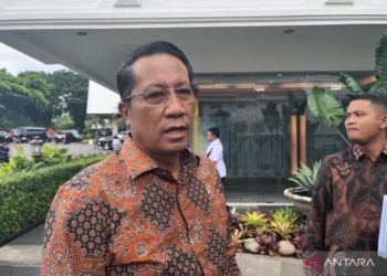 Menteri Hukum Supratman Andi Agtas memberikan pernyataan dalam wawancara cegat di Kompleks Istana Kepresidenan, Jakarta, Jumat (13/12/2024). (ANTARA/Fathur Rochman)