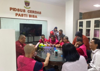 Para pelaku korupsi pengadaan pemasangan jaringan pipa distribusi sistem pompa sistem penyediaan air minum (SPAM) Bandar Lampung Tahun 2019 pada Perusahaan Daerah Air Minum (PDAM) Way Rilau saat berada di Kejari Bandar Lampung. Dok Kejari