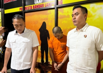 Satreskrim Polresta Bandar Lampung menangkap Hidayatullah (30) merupakan seorang instruktur fitness (gym) asal Kecamatan Abung Barat, Kabupaten Lampung Utara di Mapolresta Bandar Lampung, Rabu, 18 Desember 2024. (Lampost.co/Asrul Septian Malik)