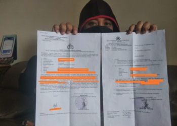 Orangtua kandung korban pencabulan saat menunjukkan surat laporan dan hasil visum, Rabu, 25 Desember 2024. (Foto: Lampost.co/Andi Apriadi)