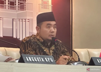 Ketua KPU RI Mochammad Afifuddin saat memberikan keterangan pers di Kantor KPU RI, Jakarta, Jumat (13/12/2024). (ANTARA/Rio Feisal)