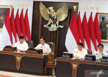 Presiden Prabowo (kanan) memimpin Sidang Kabinet Paripurna di Ruang Sidang Kabinet, Istana Kepresidenan, Jakarta, Senin (2/12/2024). (ANTARA/Rangga Pandu Asmara Jingga)