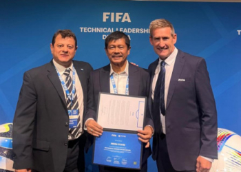 Indra Sjafri (tengah) berpose dengan ijazah program FIFA Technical Leadership Diploma.