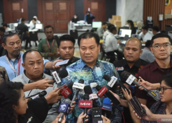 Kuasa hukum dari pasangan cagub dan cawagub Sumut nomor urut 2 Edy Rahmayadi-Hasan Basri Sagala, Yance Aswin (tengah) memberikan keterangan pers usai mengajukan permohonan gugatan perselisihan hasil pilkada Sumatera Utara di Gedung Mahkamah Konstitusi, Jakarta, Rabu (11/12/2024). ANTARA FOTO/Indrianto Eko Suwarso/rwa.