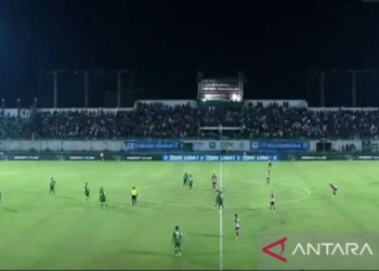 Laga Madura United FC melawan Persebaya Surabaya