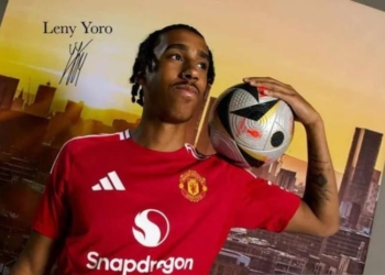 Leny Yoro resmi bergabung dengan Manchester United dari klub Prancis, Lille.