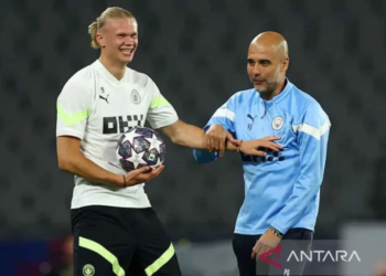 Manajer Manchester City Pep Guardiola bersama pemain Manchester City Erling Braut Haaland