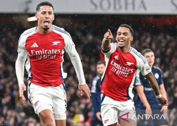 Pemain Arsenal William Saliba (kiri)