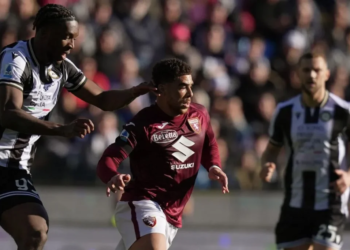 Penyerang Torino Che Adams (tengah)