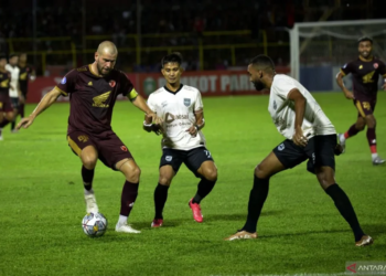 Pesepak bola PSM Makassar Wiljan Pluim (kiri)