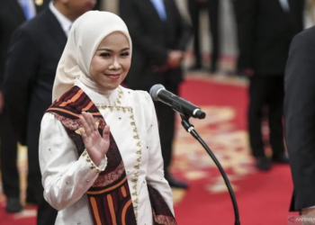Iffa Rosita melambaikan tangan saat bersiap dilantik menjadi anggota Komisi Pemilihan Umum (KPU) oleh Presiden Prabowo Subianto di Istana Negara, Jakarta, Selasa (5/11/2024). ANTARA FOTO/Hafidz Mubarak A/foc.