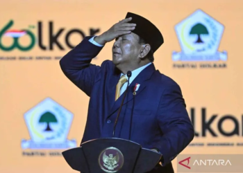 Presiden Prabowo Subianto menyampaikan sambutan dalam peringatan puncak HUT ke-60 Partai Golkar di Sentul, Kabupaten Bogor, Jawa Barat, Kamis (12/12/2024). Peringatan HUT partai berlambang pohon beringin tersebut membawa tema Golkar Solid Untuk Indonesia Maju. ANTARA FOTO/Aditya Pradana Putra/YU