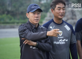 Shin Tae-yong (kiri)