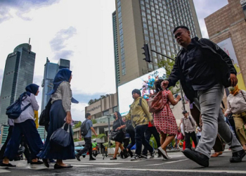 Pekerja berjalan di salah satu kawasan di Jakarta. Kelas menengah sebagai tulang punggung pertumbuhan ekonomi. /MI/Usman Iskandar
