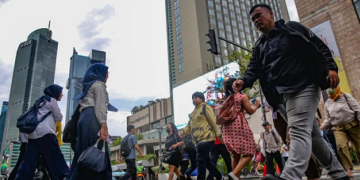 Pekerja berjalan di salah satu kawasan di Jakarta. Kelas menengah sebagai tulang punggung pertumbuhan ekonomi. /MI/Usman Iskandar