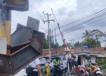 Palang pelintasan kereta api di Jalan Komarudin patah. Lampost.co/Umar Robbani
