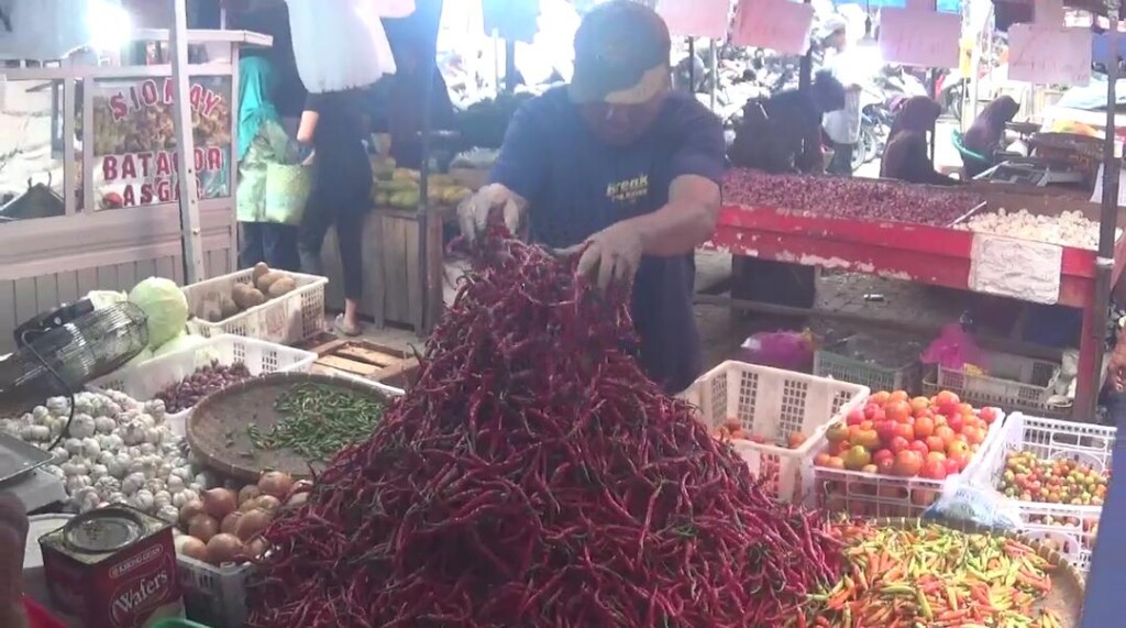 Harga cabai merah di Bandar Lampung. Pedagang cabai merah di pasar tradisional Bandar Lampung. Lampost.co/Andi Apriadi