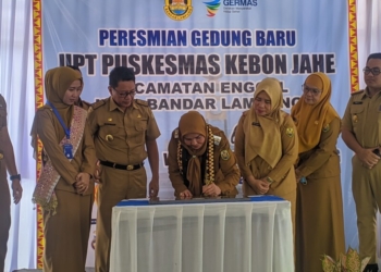 Wali Kota Bandar Lampung Eva Dwiana menandatangani prasasti peresmian gedung baru UPT Puskesmas Kebon Jahe. Lampost.co/Umar Robbani