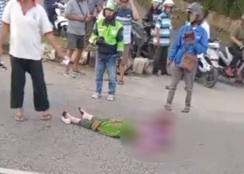Tangkapan layar video amatir warga, seorang lansia menjadi korban tabrak lari.