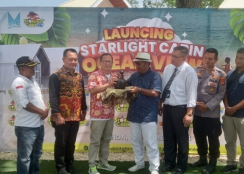Direktur Nirwana Merak Belantung (NMB), Henri Gunawan memotong tumpeng saat Perayaan 1 Tahun Starlight Cabin 'Lake View' dan Peluncuran Starlight Cabin 'Ocean View' di Pantai MBeach Lampung Selatan, Kamis (19/12). Lampung Post / Hendrivan Gumala