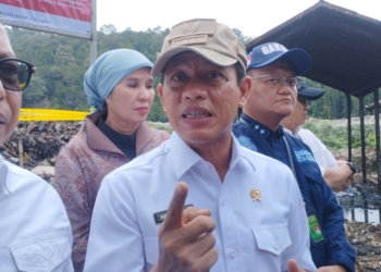 Menteri Lingkungan Hidup Hanif Faisol Nurofiq saat diwawancarai di TPA Bakung, Sabtu, 28 Desember 2024.