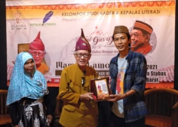 Budayawan senior Mursi Marsudin atau yang dikenal Mamak Lawok (tengah) semasa hidup. Dok