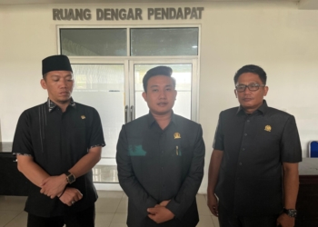 Anggota DPRD Pesisir Barat saat memberikan tanggapan kepada awak media terkait ambrolnya talud di pantai kabupaten setempat. Lampost.co/Salda Andala