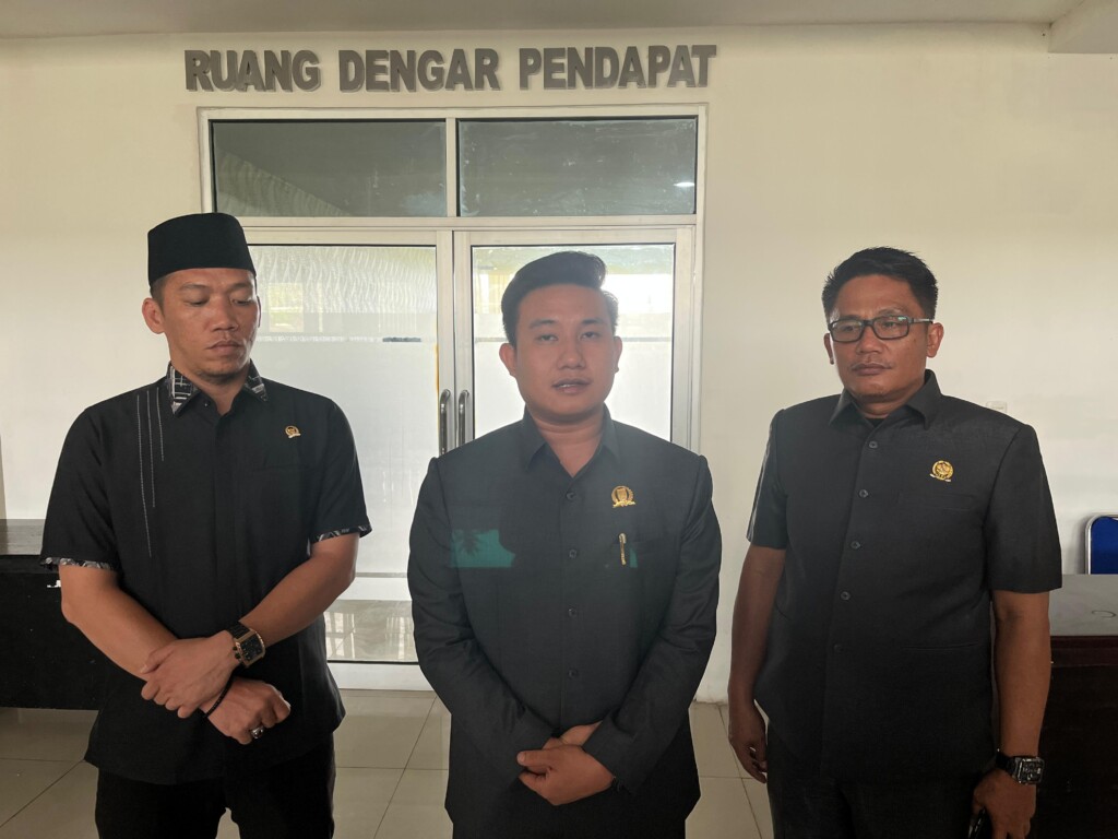 Anggota DPRD Pesisir Barat saat memberikan tanggapan kepada awak media terkait ambrolnya talud di pantai kabupaten setempat. Lampost.co/Salda Andala