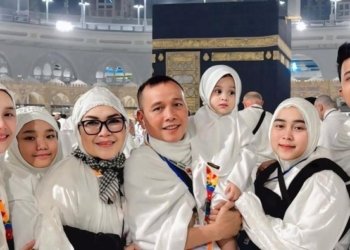 Sebelum pergantian 2024-2025, penyanyi Ayu Ting Ting memboyong keluarga juga beberapa timnya menunaikan ibadah umrah. Dok/Instagram AYu Ting-Ting