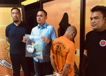 Pelaku asusila anak disabilitas saat berada di Mapolresta Bandar Lampung, 27 Desember 2024. Lampost.co/Asrul